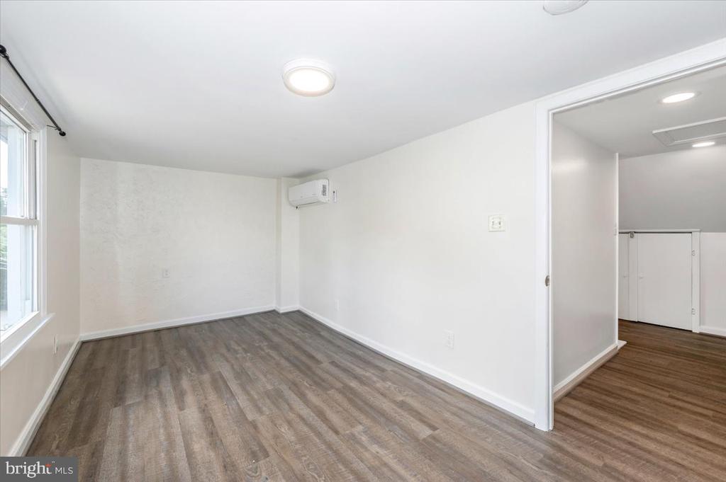 10 E E STREET