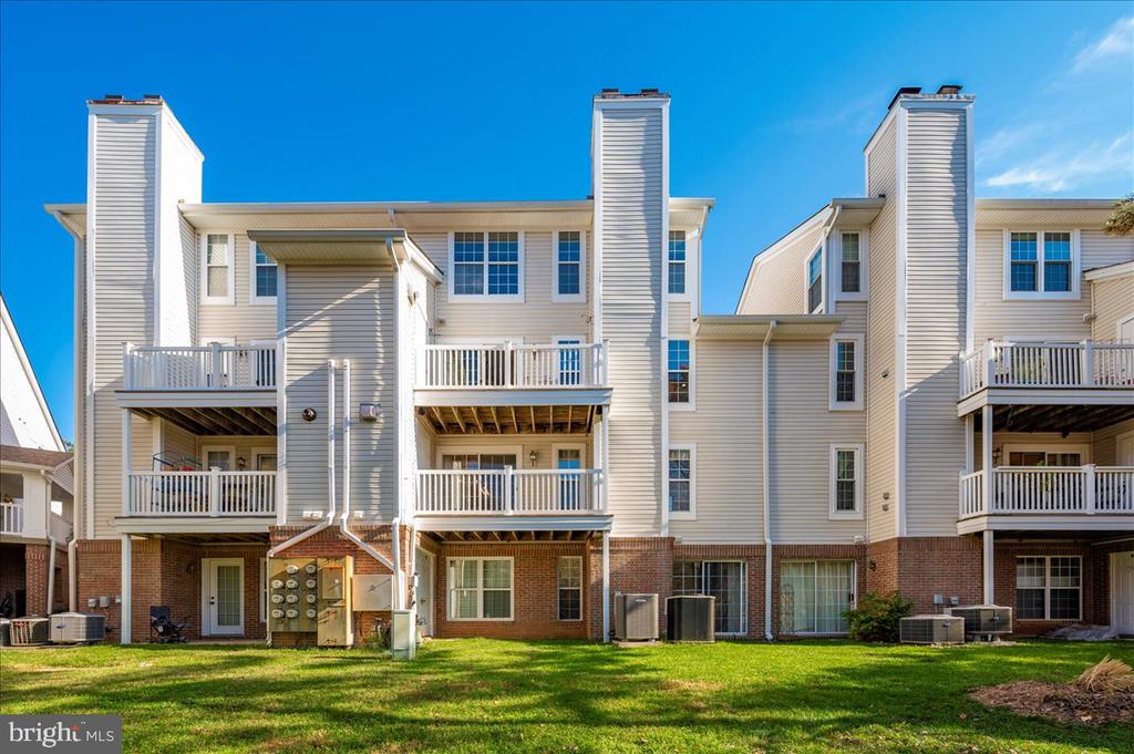 991 HILLSIDE LAKE TERRACE 906
