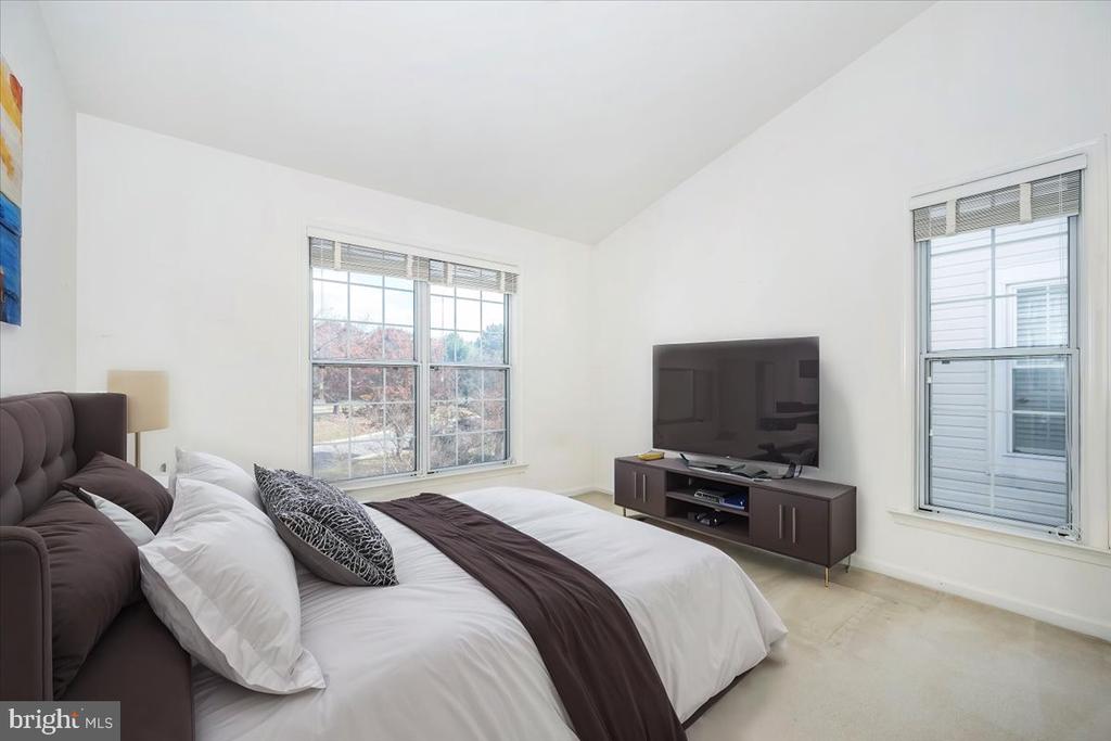 991 HILLSIDE LAKE TERRACE 906