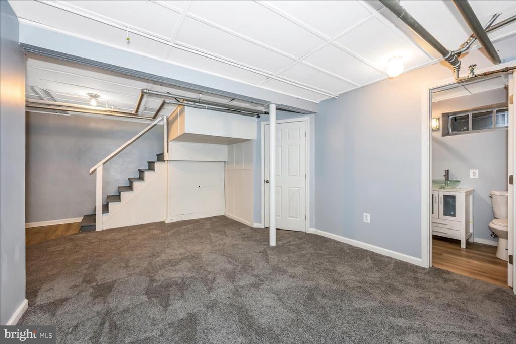 1017 WOODLAND WAY