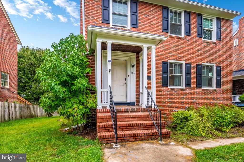 1017 WOODLAND WAY