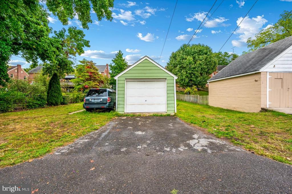 1017 WOODLAND WAY