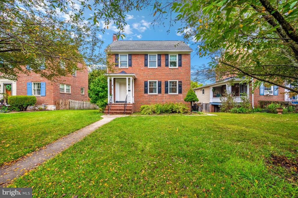 1017 WOODLAND WAY