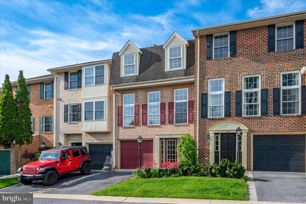 1261 LINDSAY LANE