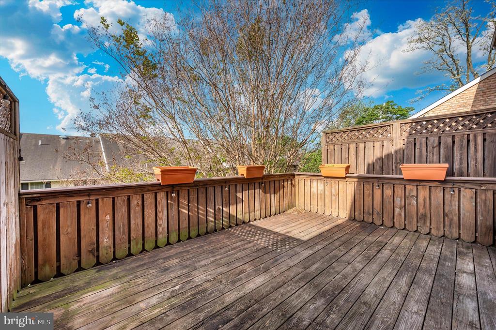 1261 LINDSAY LANE