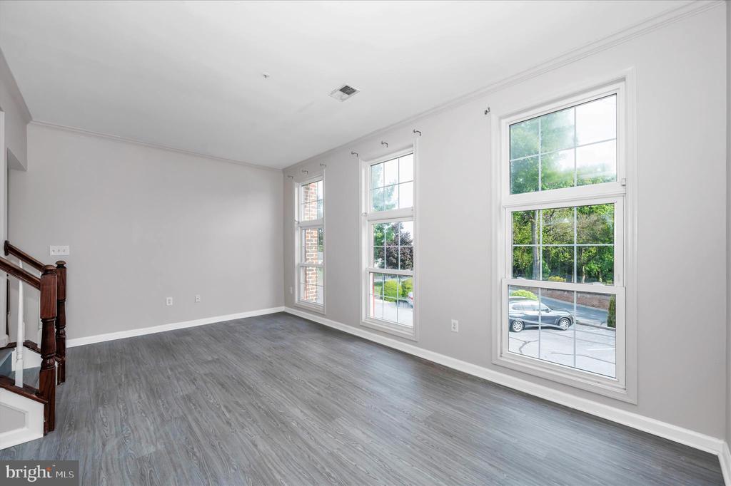 1261 LINDSAY LANE