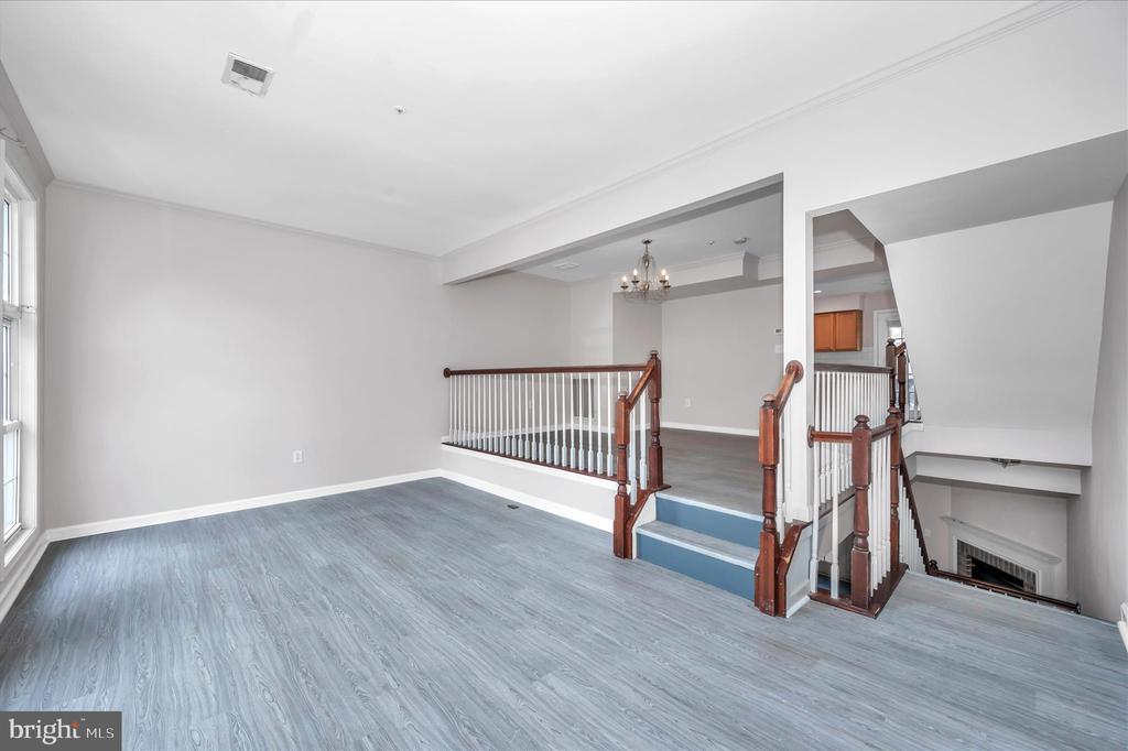 1261 LINDSAY LANE