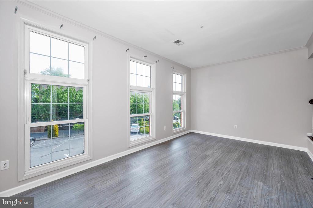 1261 LINDSAY LANE