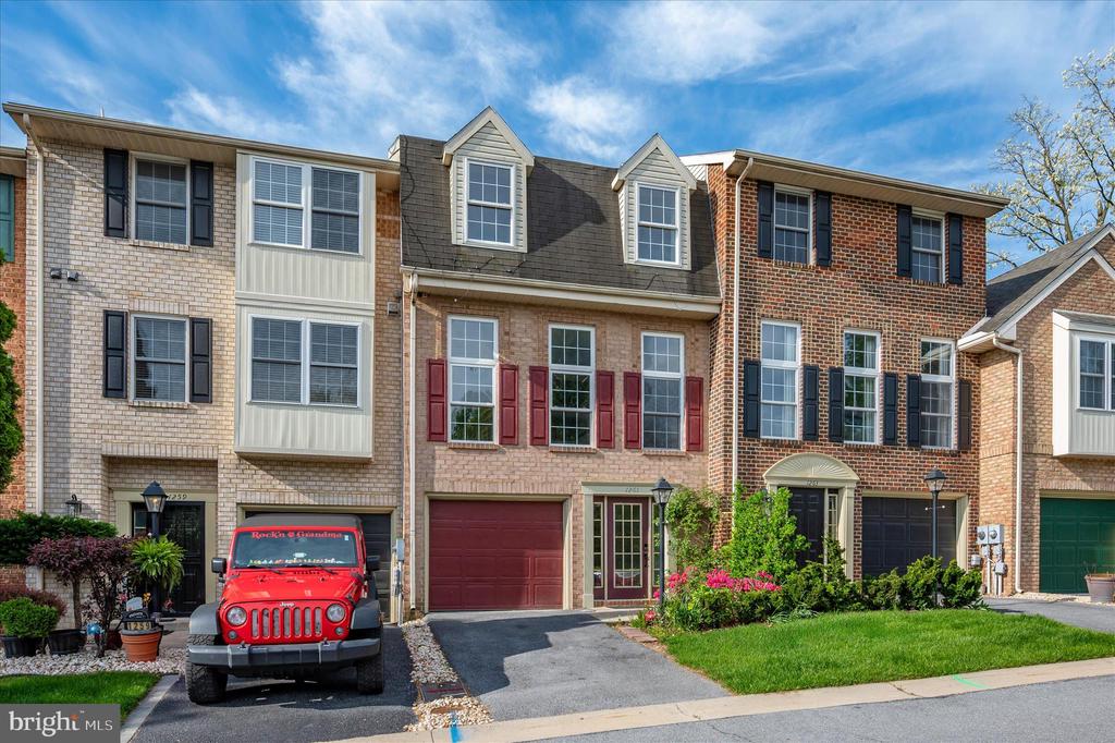 1261 LINDSAY LANE