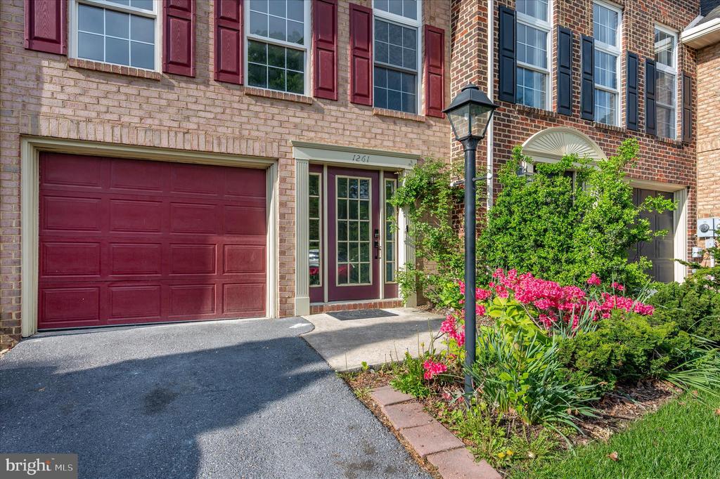 1261 LINDSAY LANE