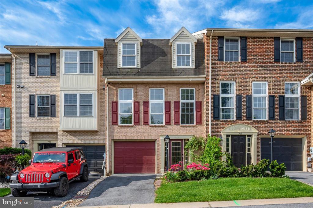1261 LINDSAY LANE