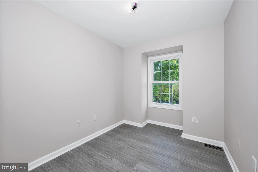 1261 LINDSAY LANE