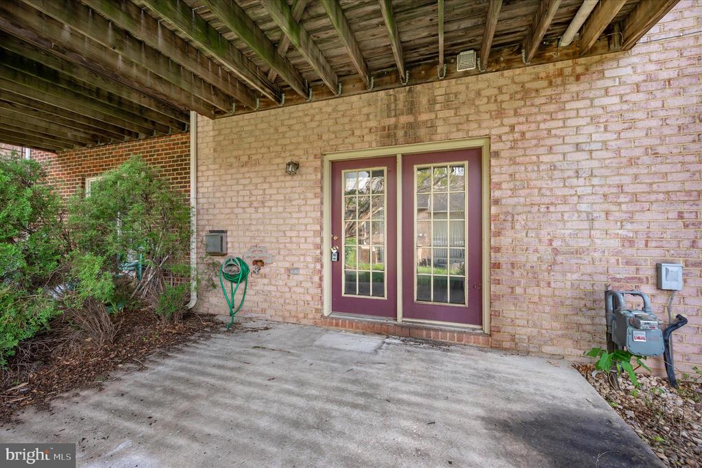 1261 LINDSAY LANE