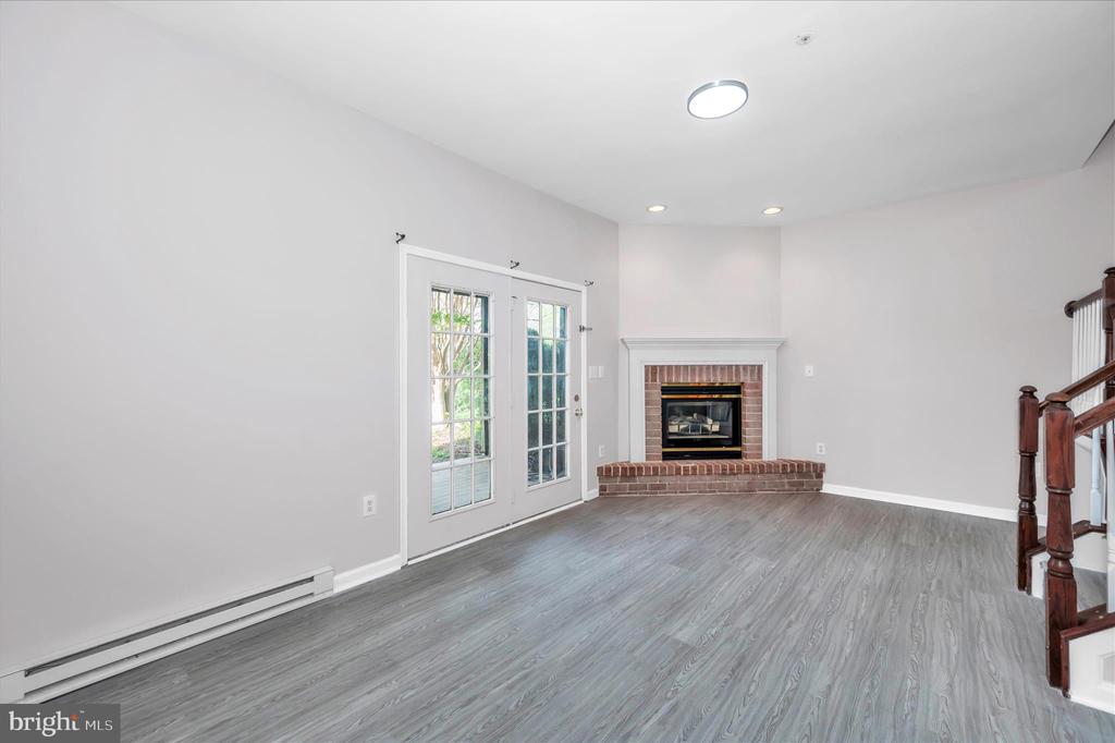 1261 LINDSAY LANE