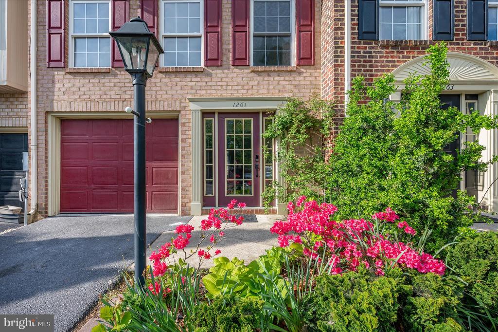 1261 LINDSAY LANE