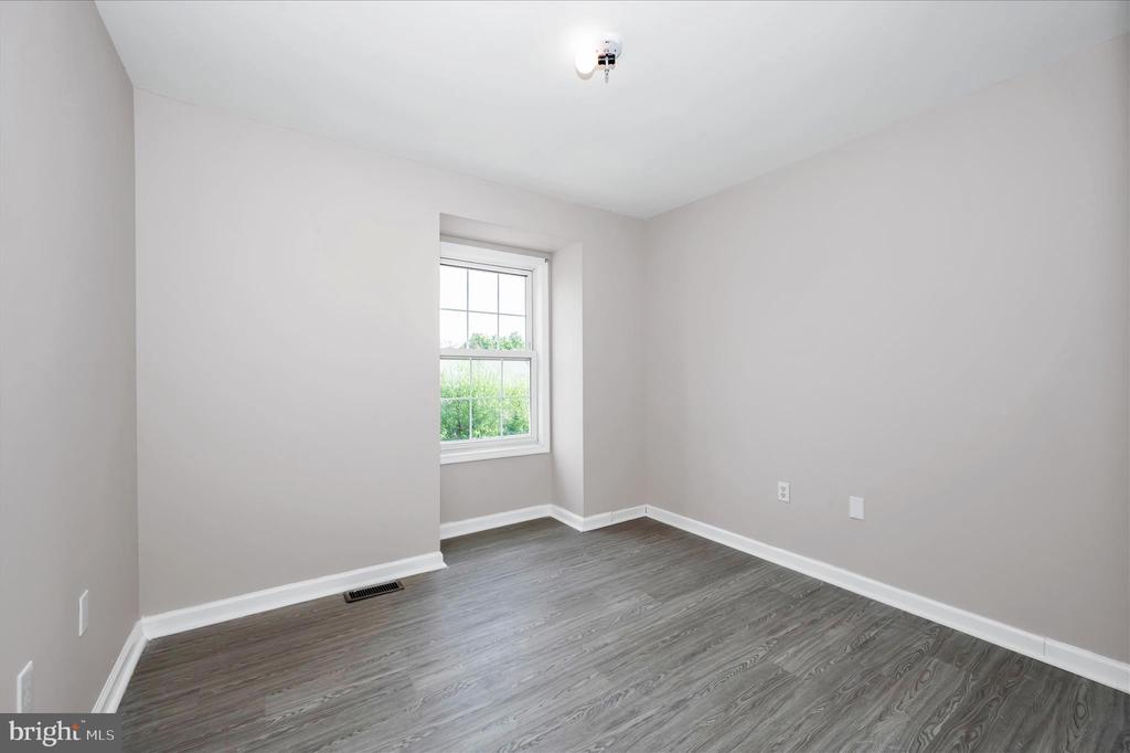 1261 LINDSAY LANE