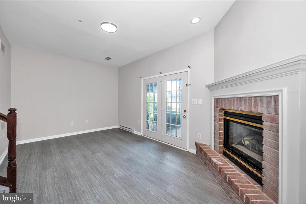 1261 LINDSAY LANE