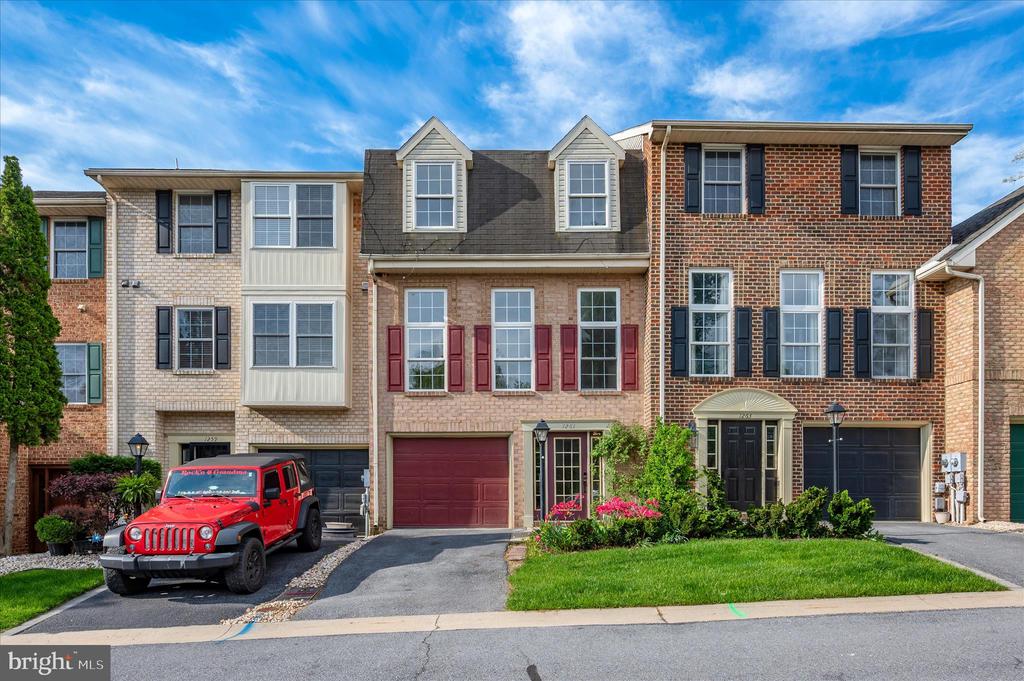 1261 LINDSAY LANE
