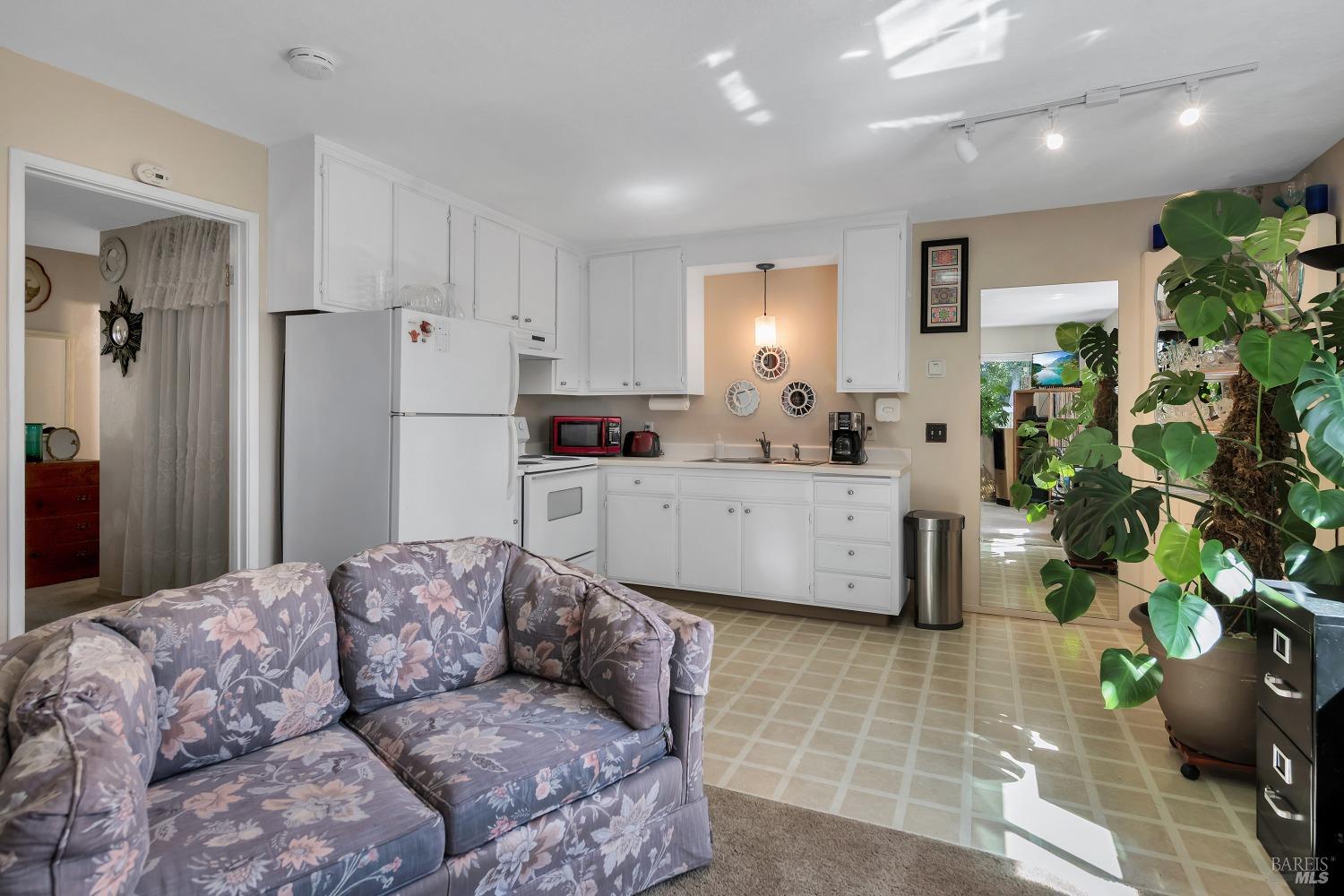 18823-18825 Beatrice Dr S