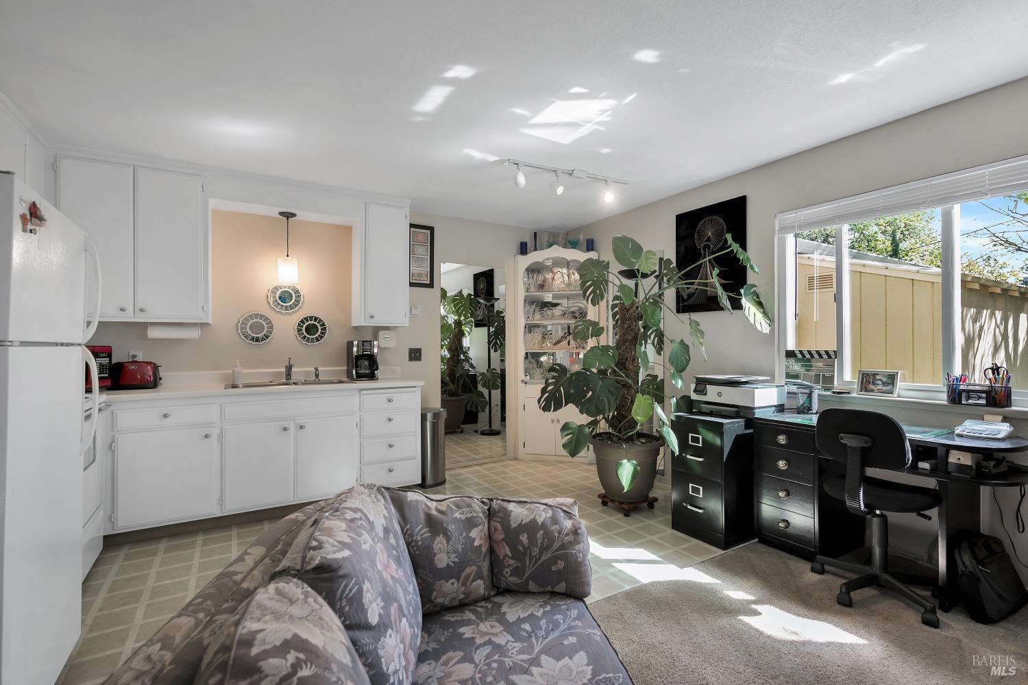 18823-18825 Beatrice Dr S