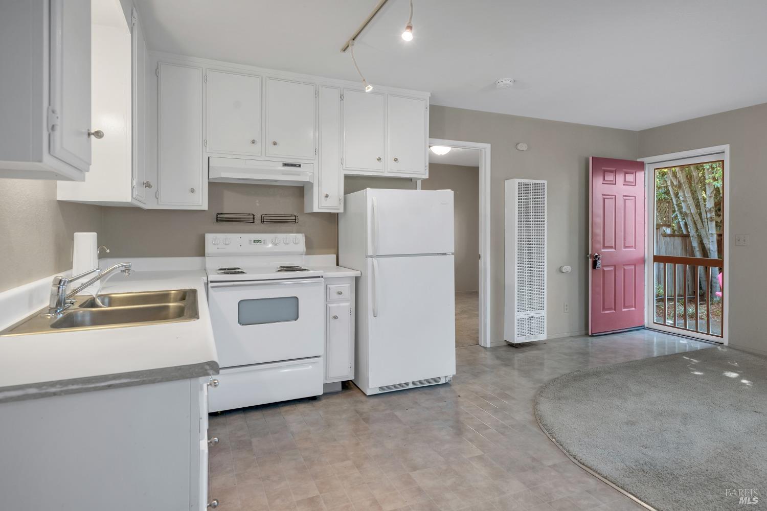 18823-18825 Beatrice Dr S