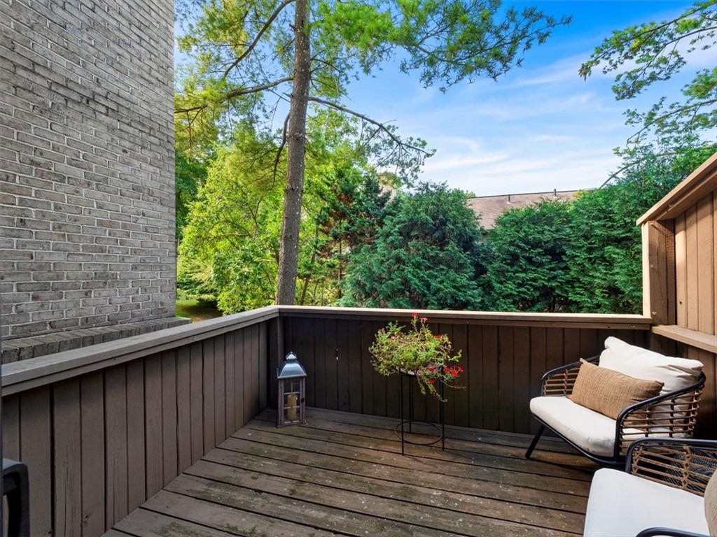 385 Hawthorn Ct