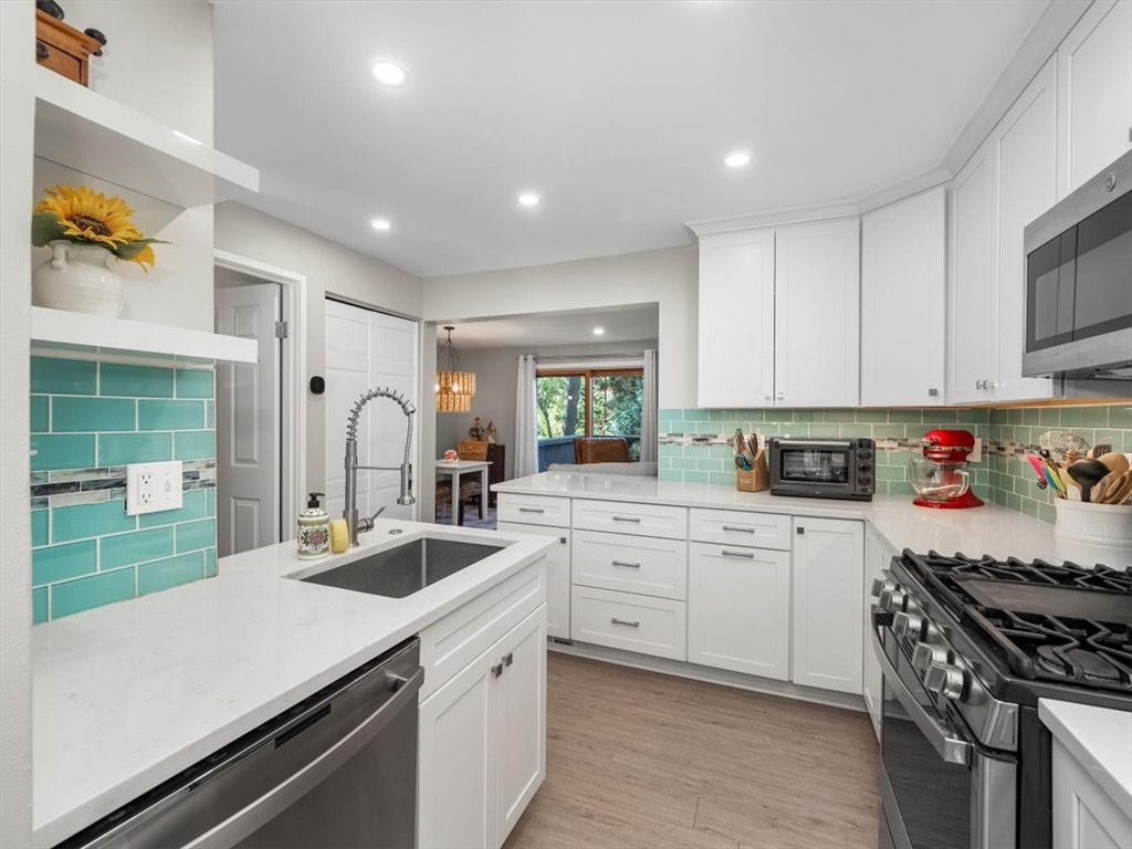 385 Hawthorn Ct