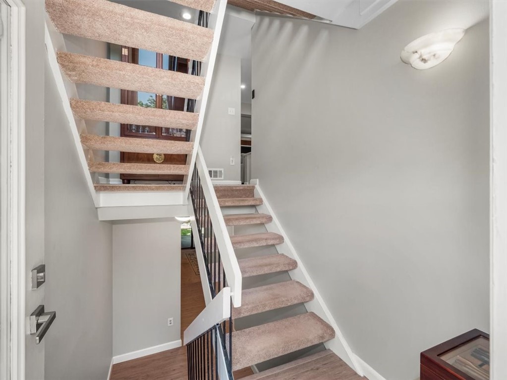 385 Hawthorn Ct