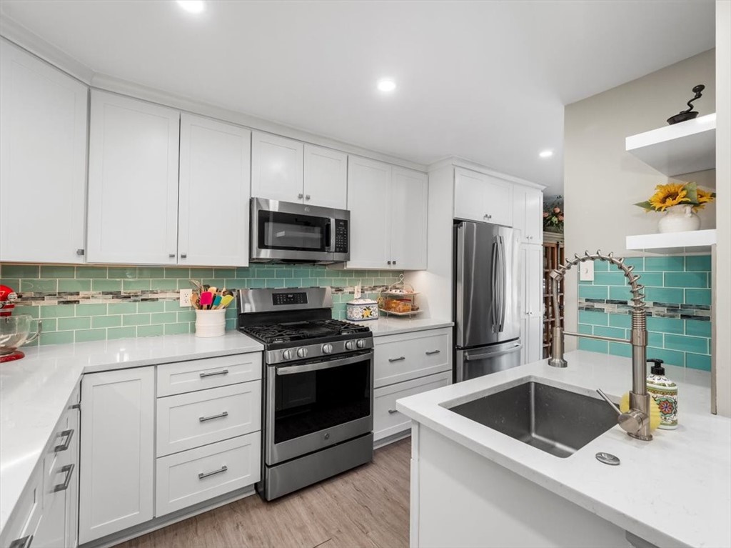 385 Hawthorn Ct