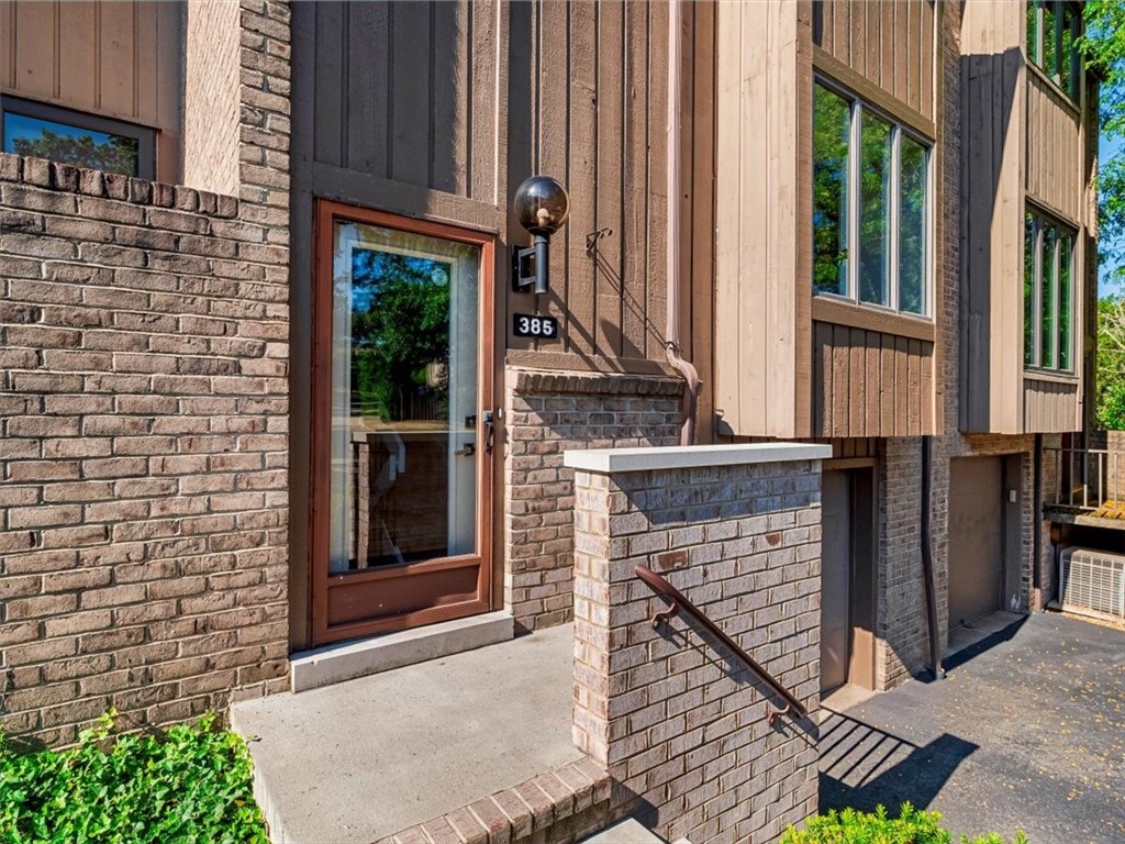 385 Hawthorn Ct