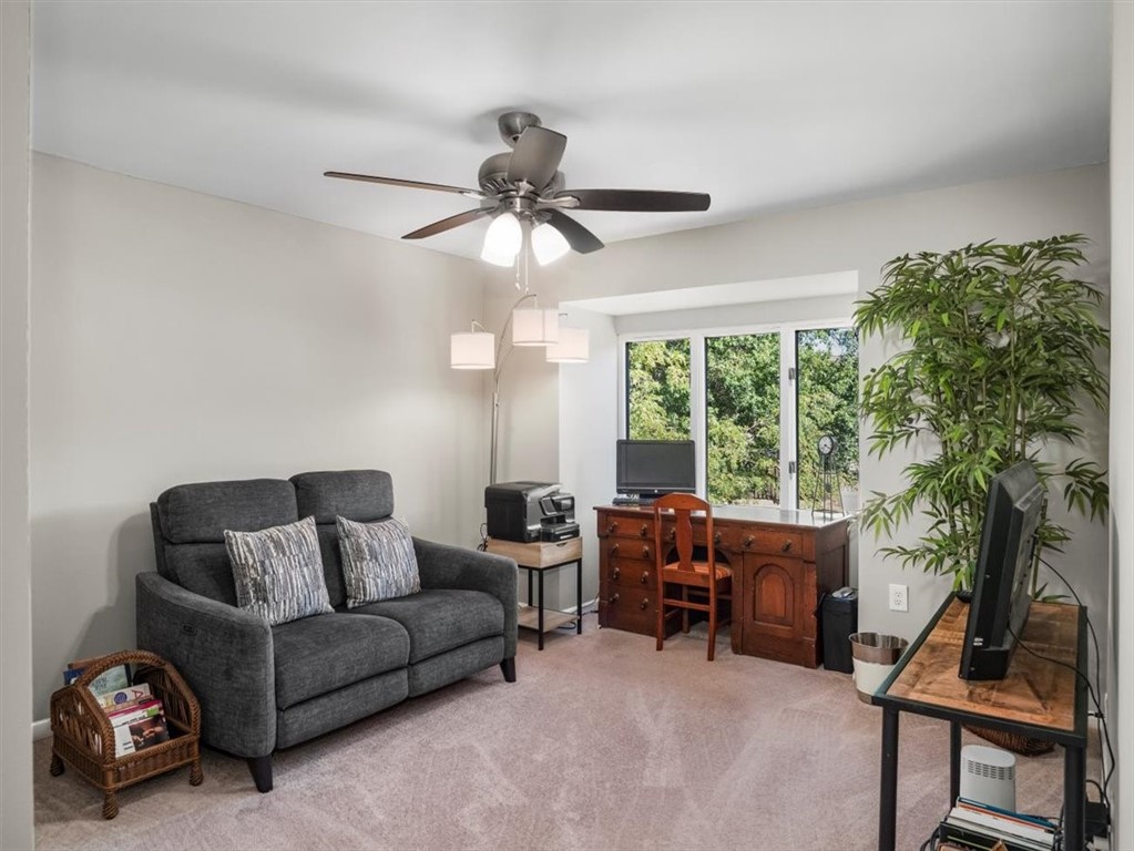 385 Hawthorn Ct