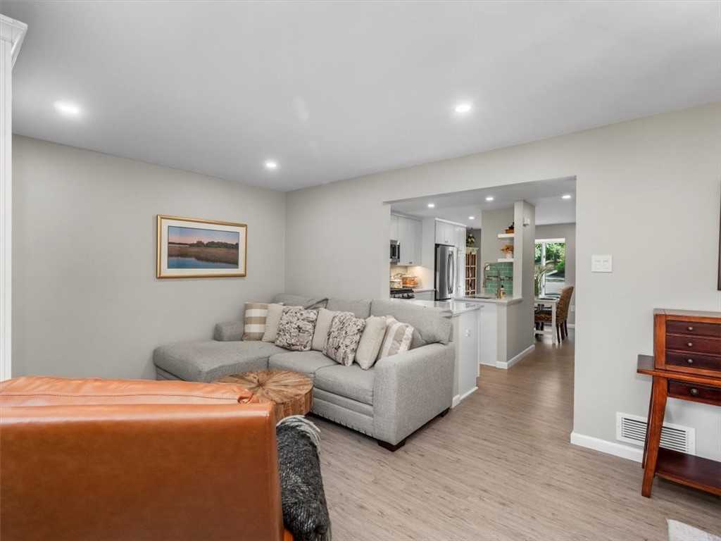 385 Hawthorn Ct