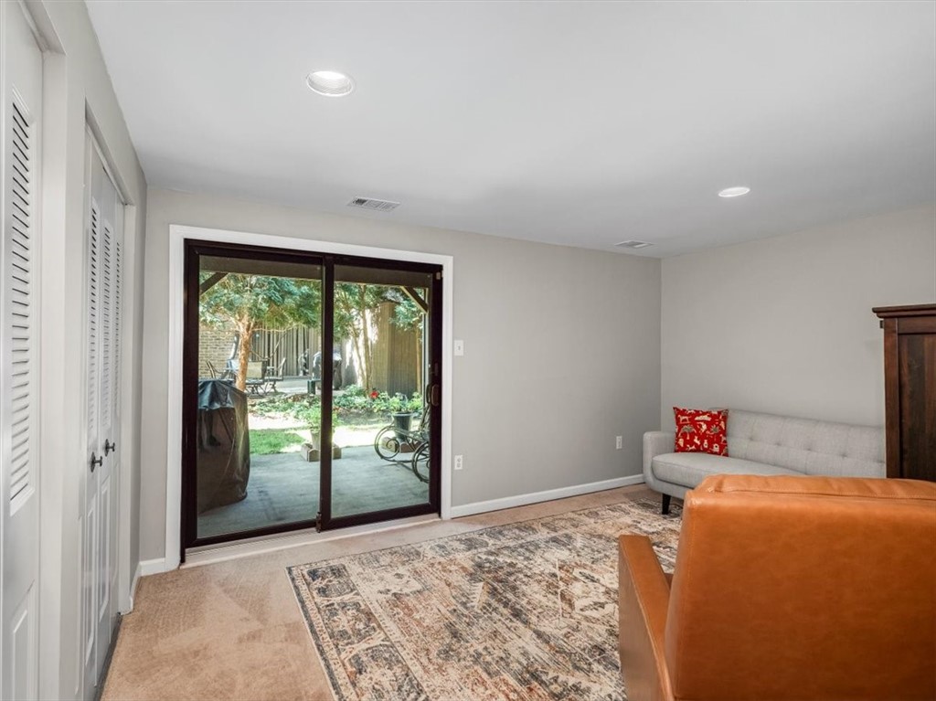 385 Hawthorn Ct