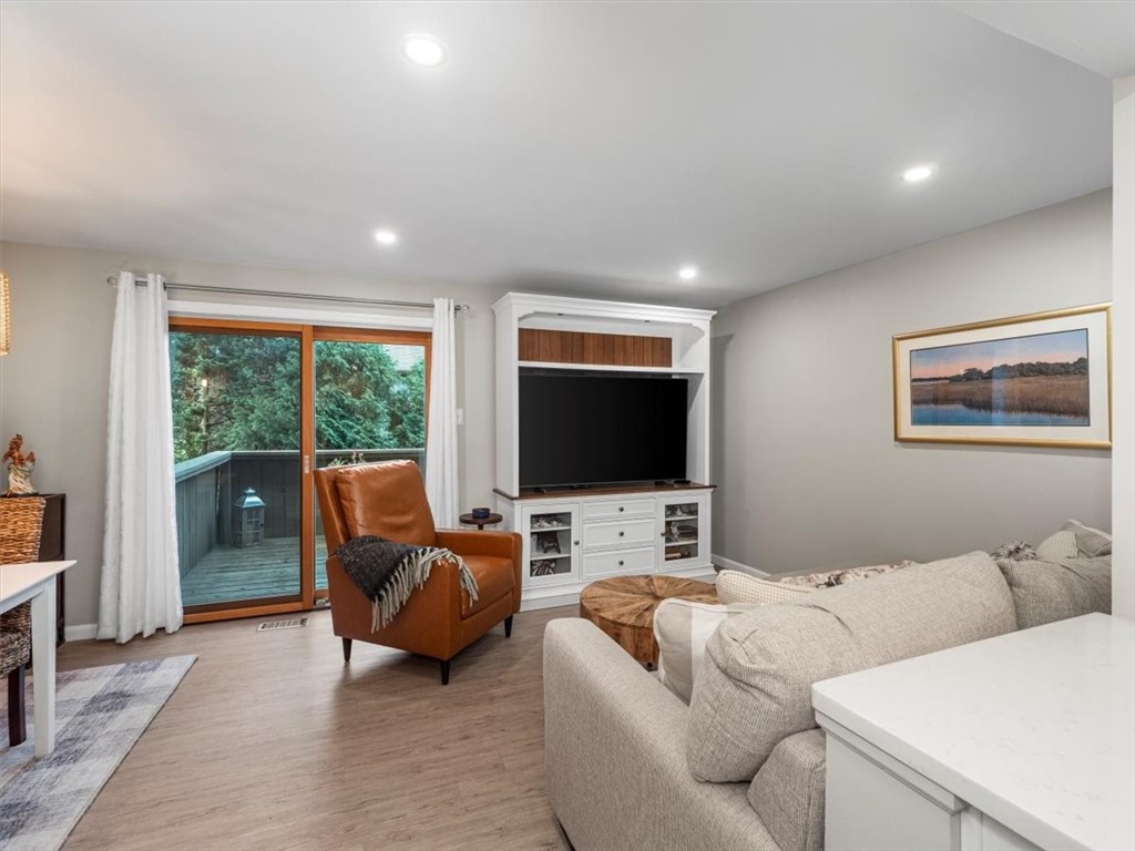 385 Hawthorn Ct