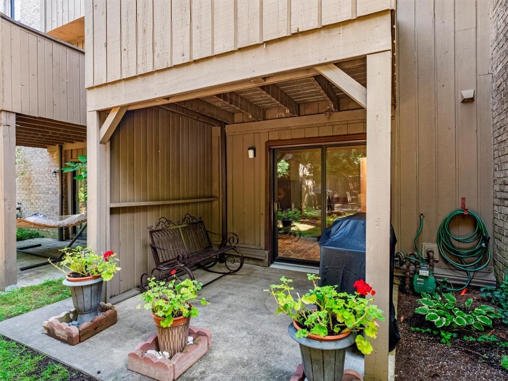 385 Hawthorn Ct