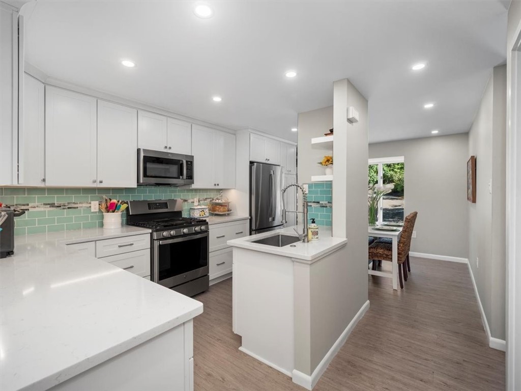 385 Hawthorn Ct