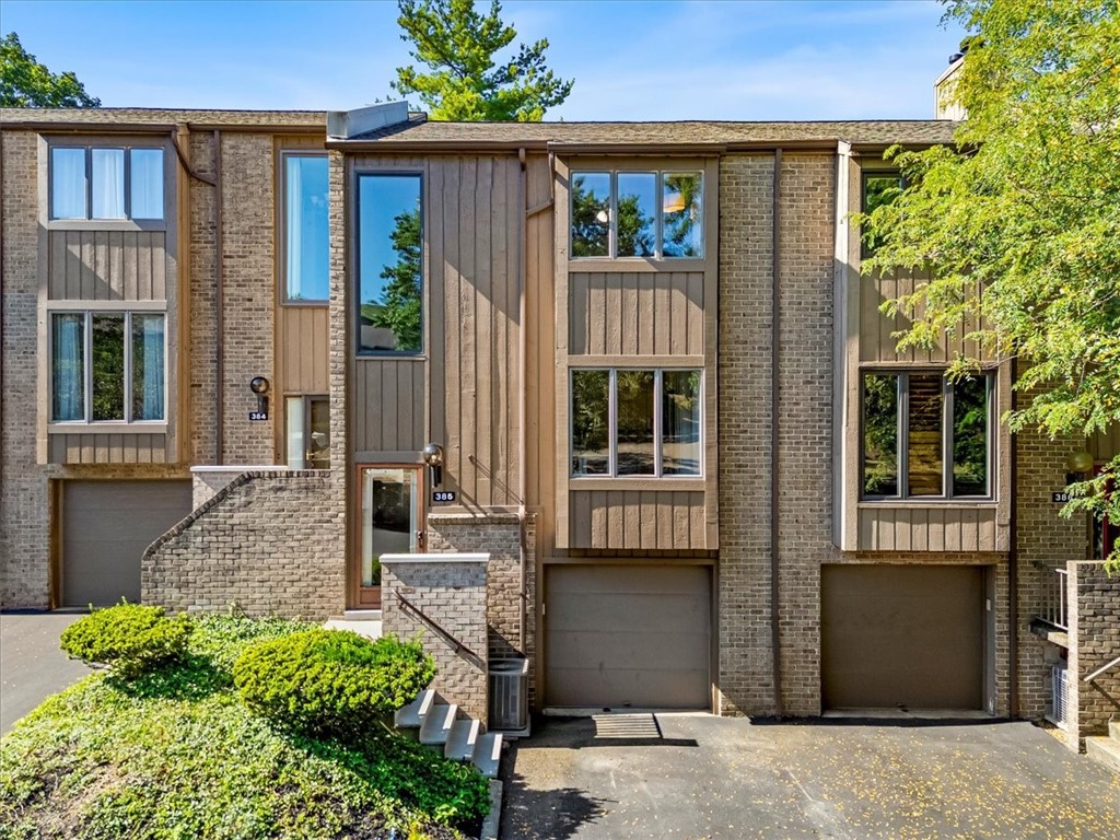 385 Hawthorn Ct