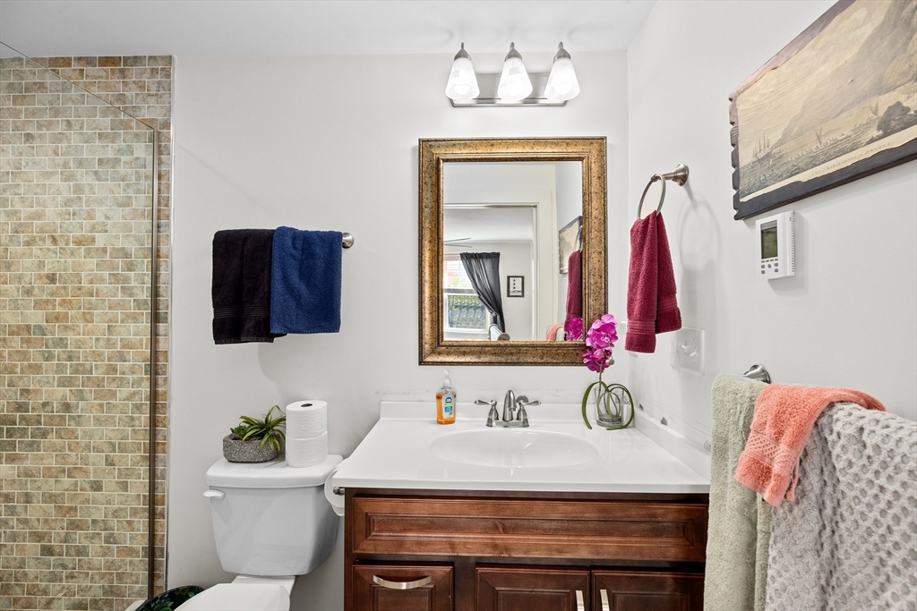 92 Marion Rd Unit: LOWER