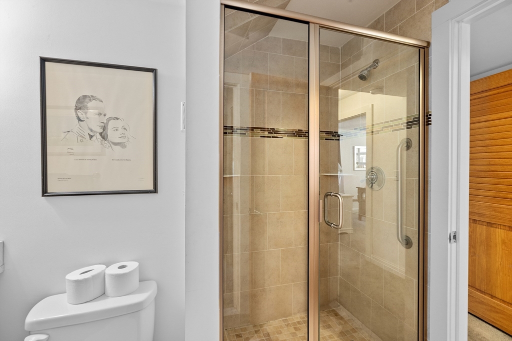 92 Marion Rd Unit: LOWER