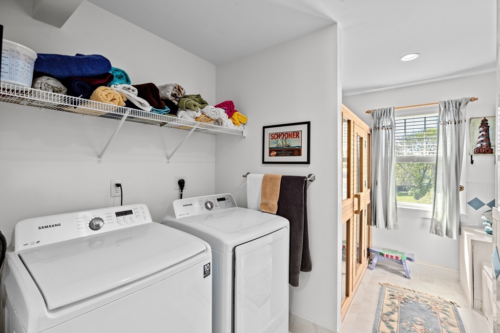 92 Marion Rd Unit: LOWER