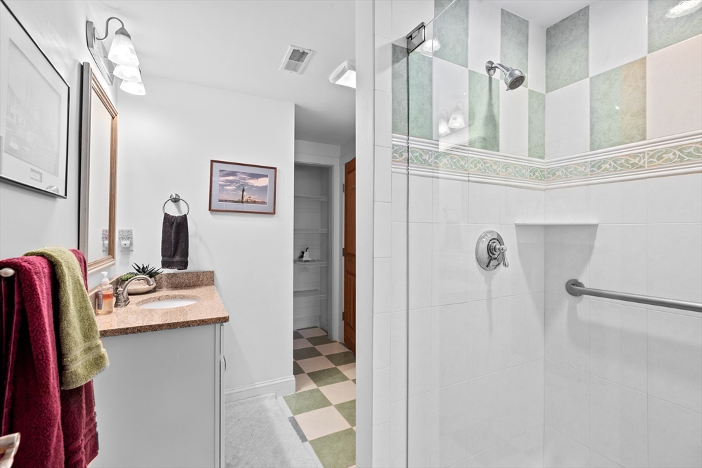 92 Marion Rd Unit: LOWER