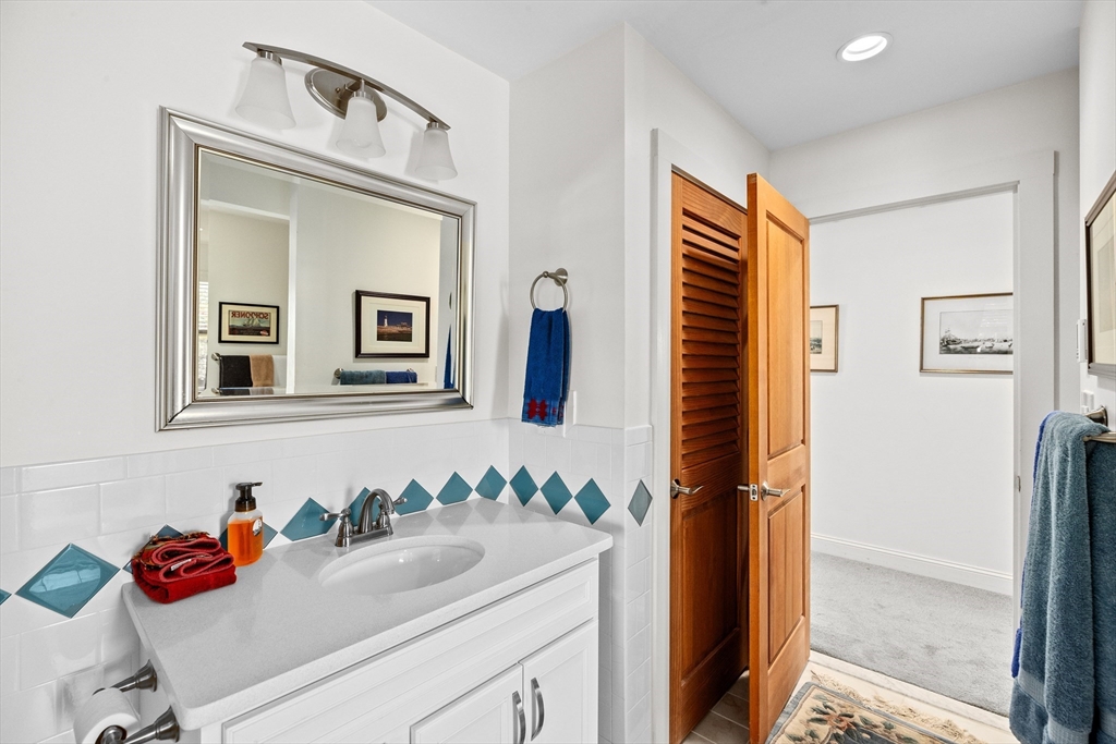 92 Marion Rd Unit: UPPER