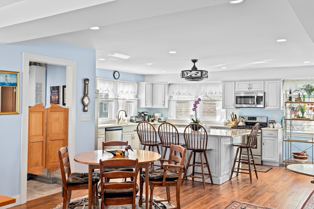 92 Marion Rd Unit: UPPER