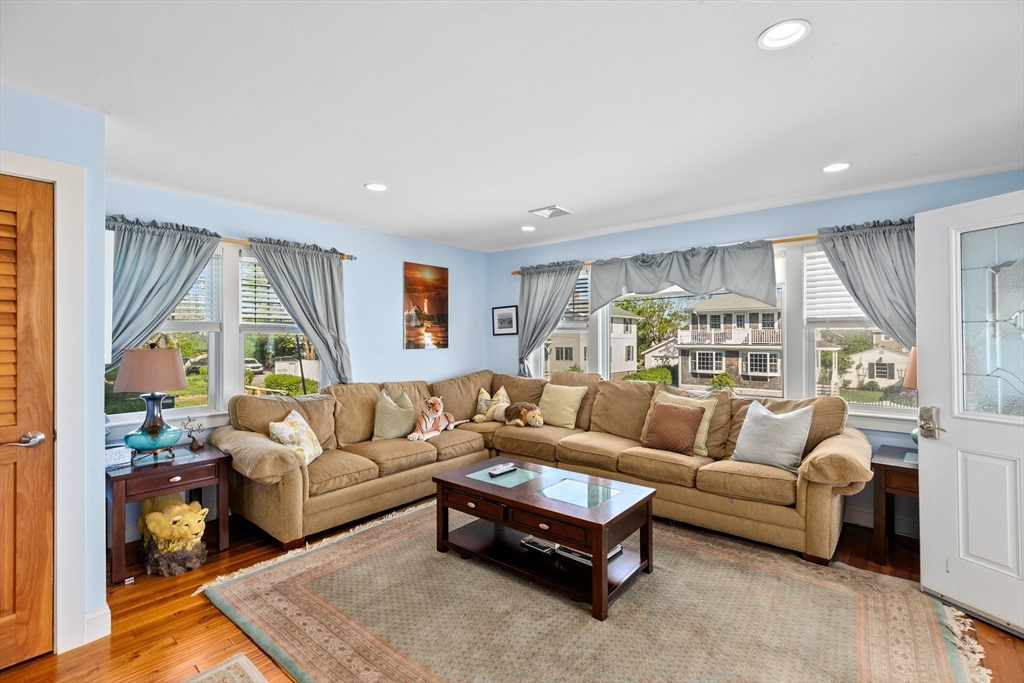 92 Marion Rd Unit: UPPER