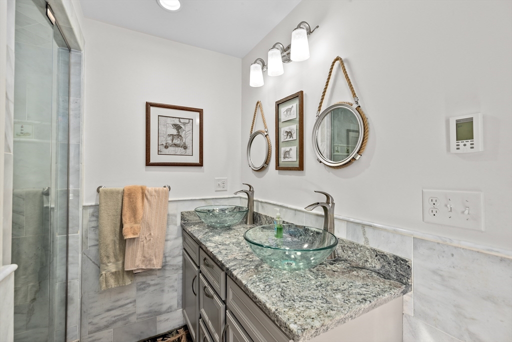 92 Marion Rd Unit: UPPER