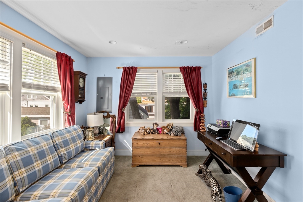 92 Marion Rd Unit: UPPER