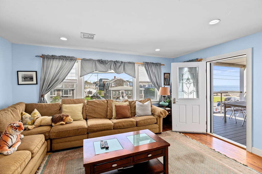 92 Marion Rd Unit: UPPER
