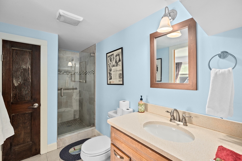 92 Marion Rd Unit: UPPER