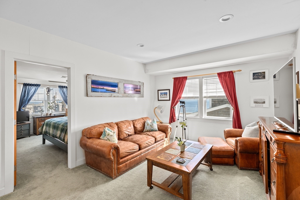 92 Marion Rd Unit: UPPER