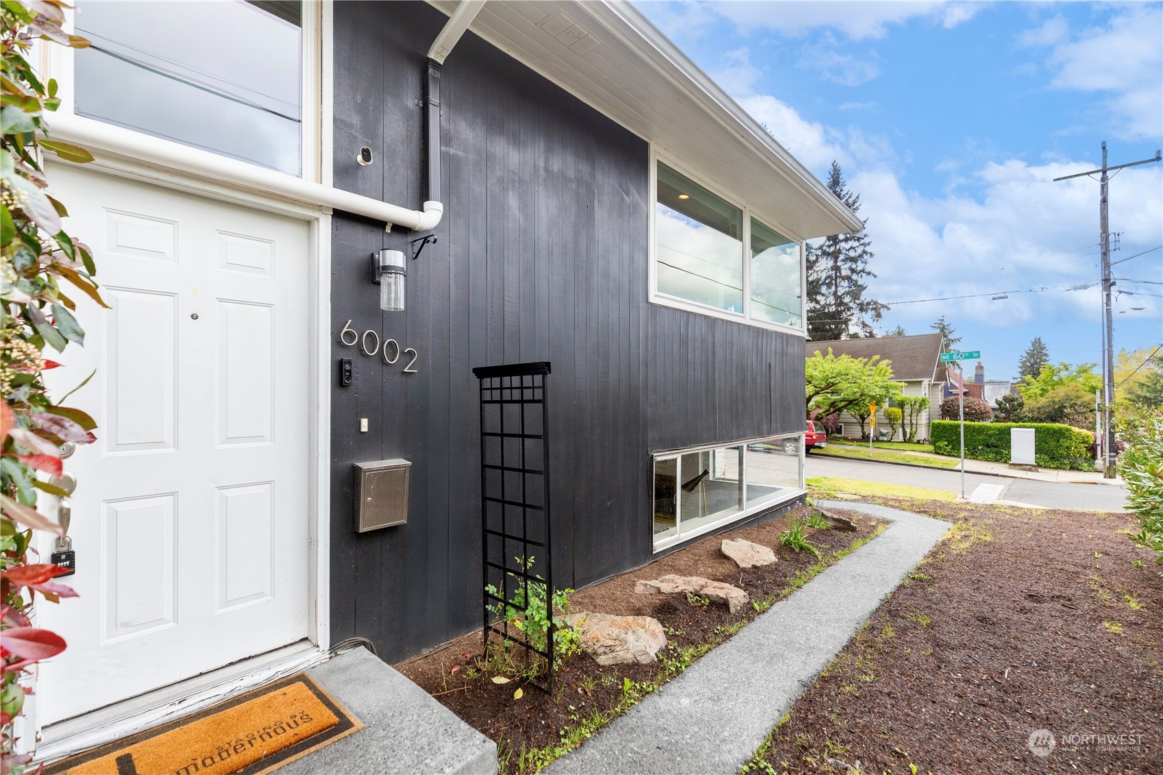 6002 25th Avenue NE